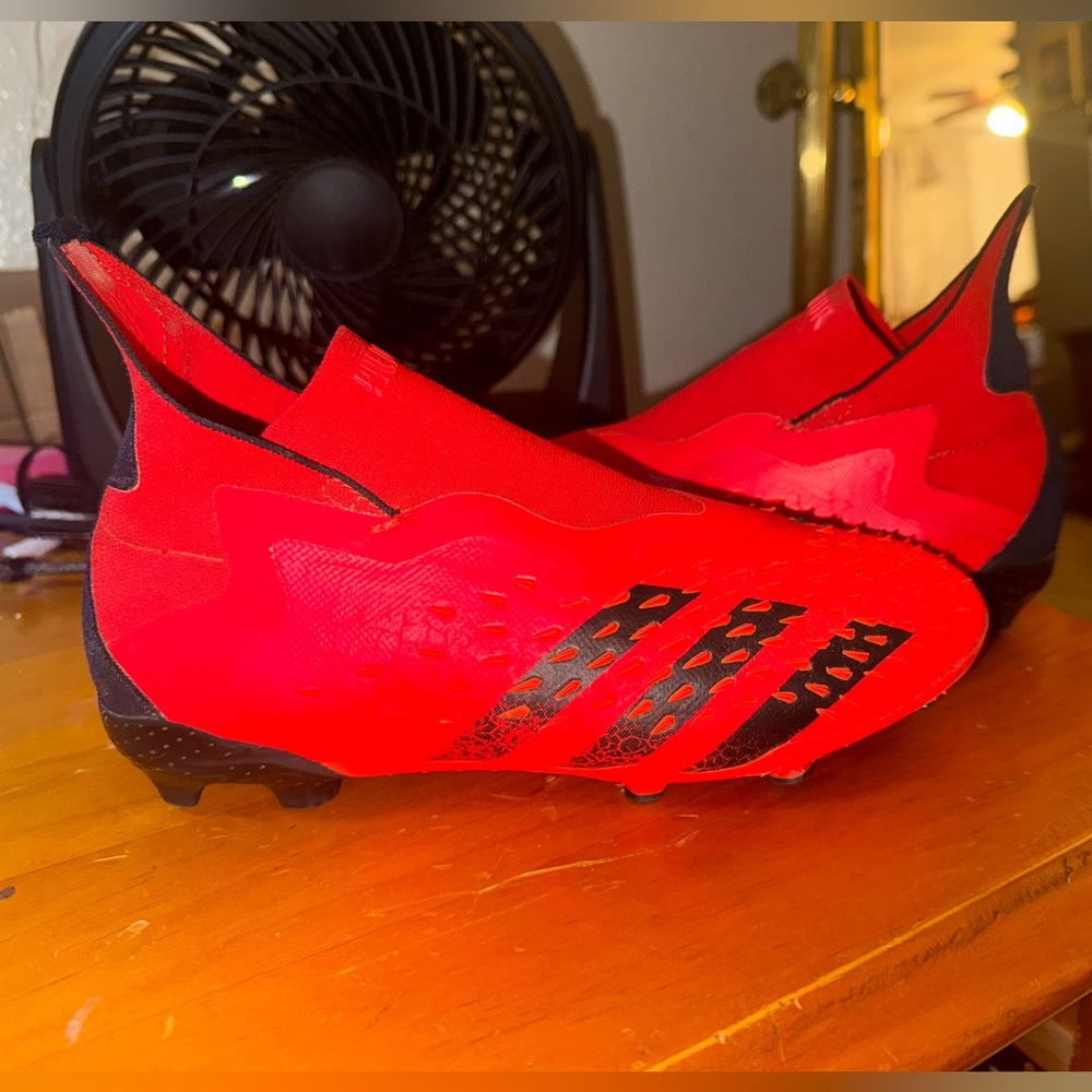 Adidas Predator size 5 soccer cleats
